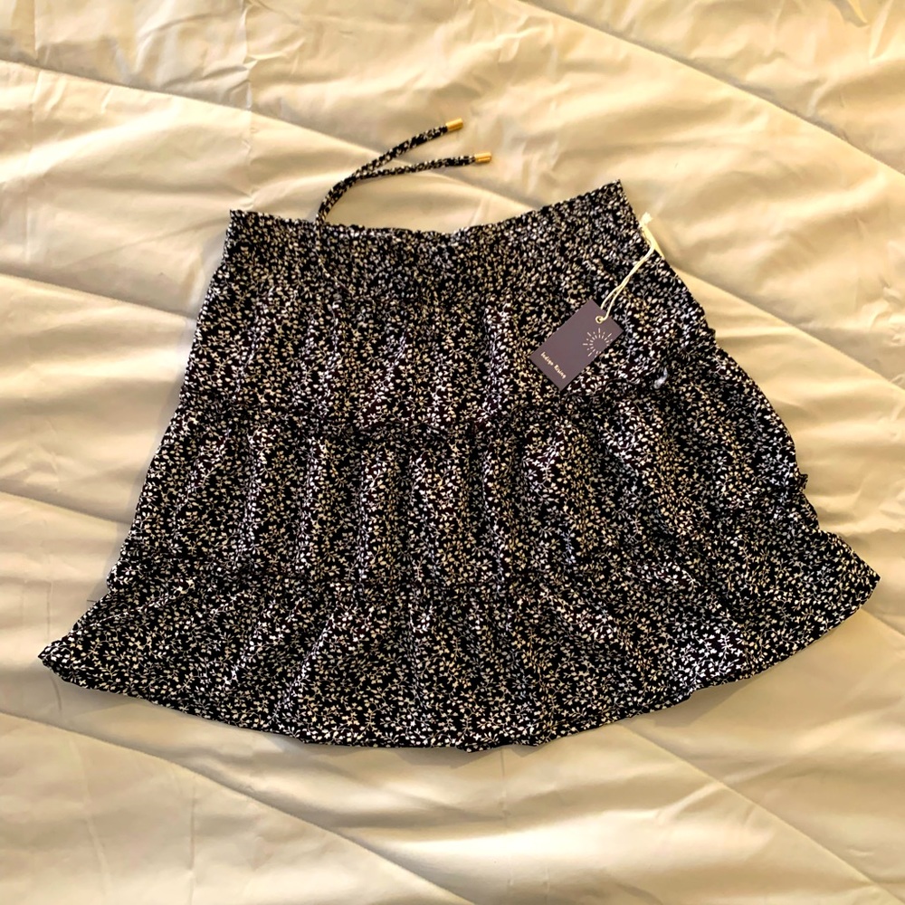 Short flowy boho skirt, elastic waist, sz M/L